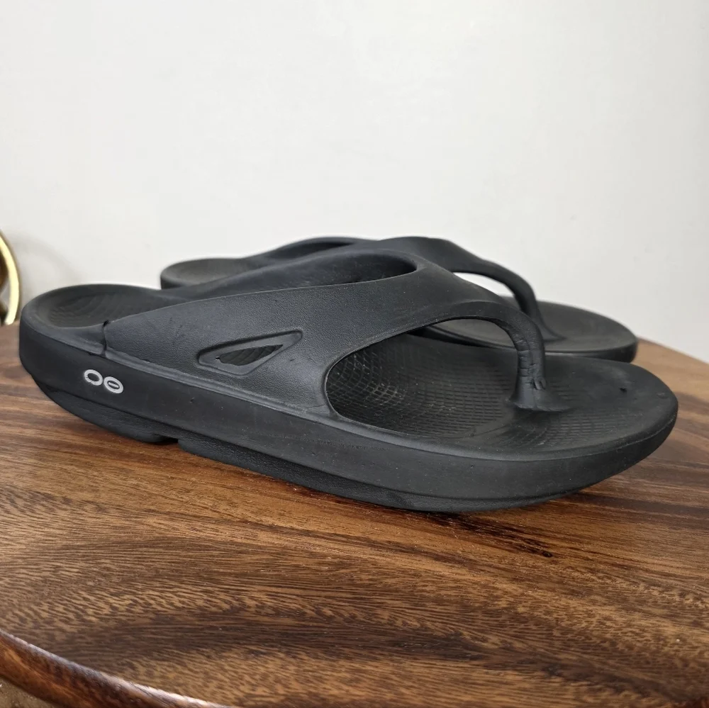 OOFOS Black Thong Recovery Sandals Men's 8 Women's 10